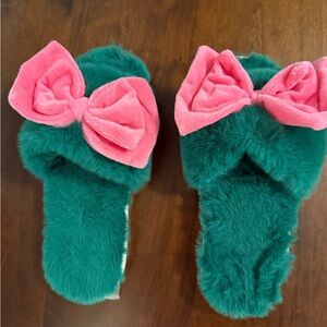 Shiraleah Green Fuzzy Slippers with Pink Bow